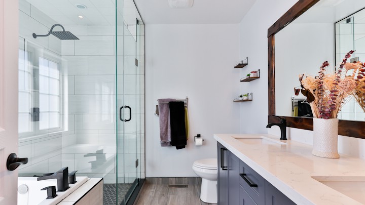 Bellissimo bagno con lavabo, doccia e WC