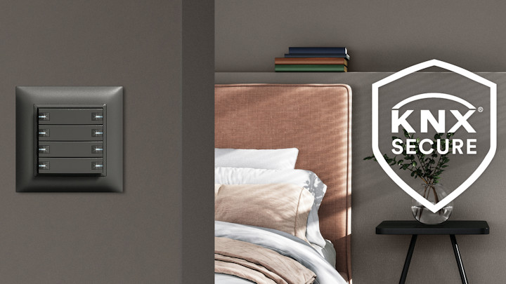 Interrupteur KNX sur le mur de la chambre à coucher avec logo KNX Secure