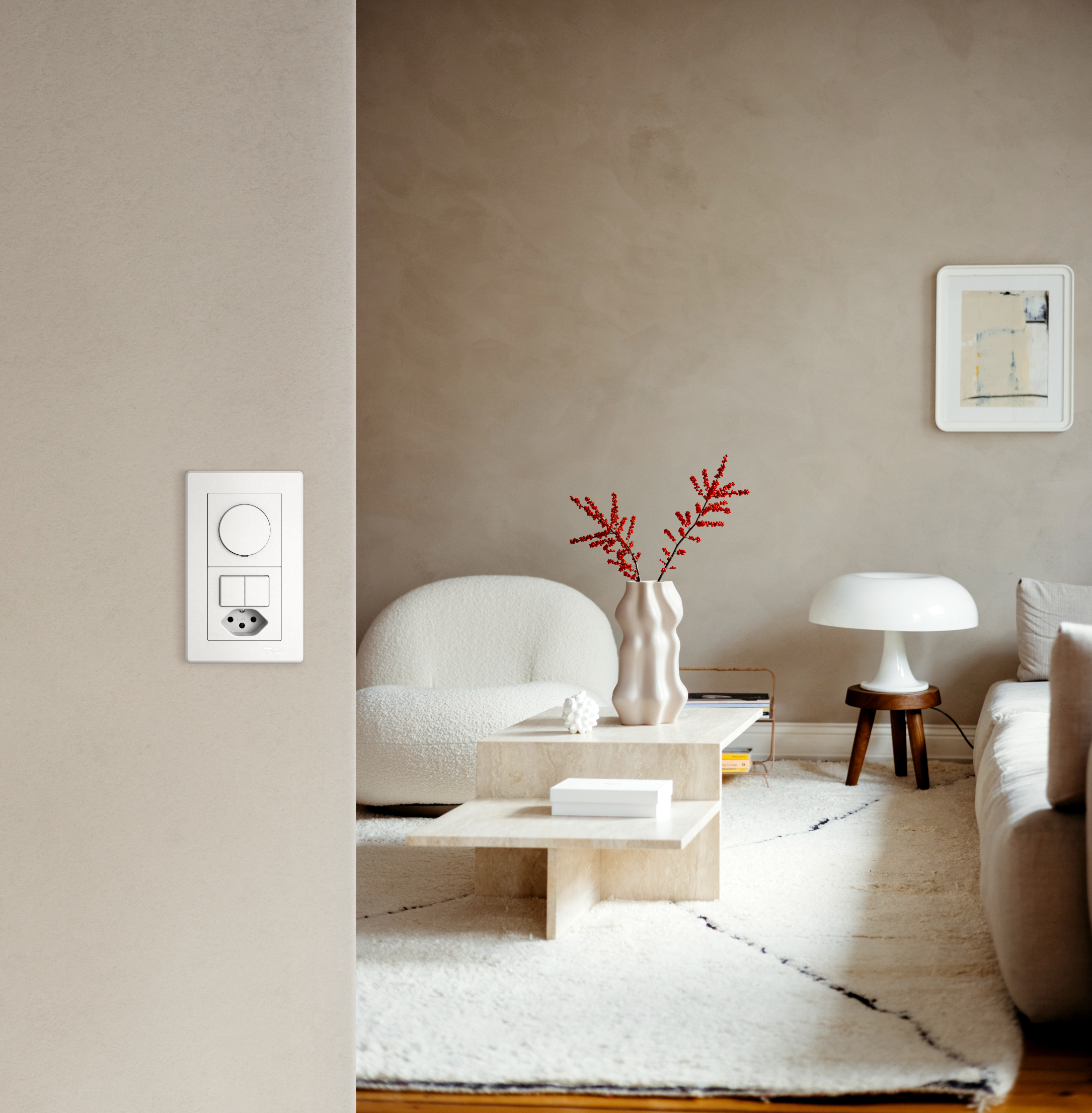 Der Schalter STANDARDdue von Feller in schwarz an der Wand vor der Küche