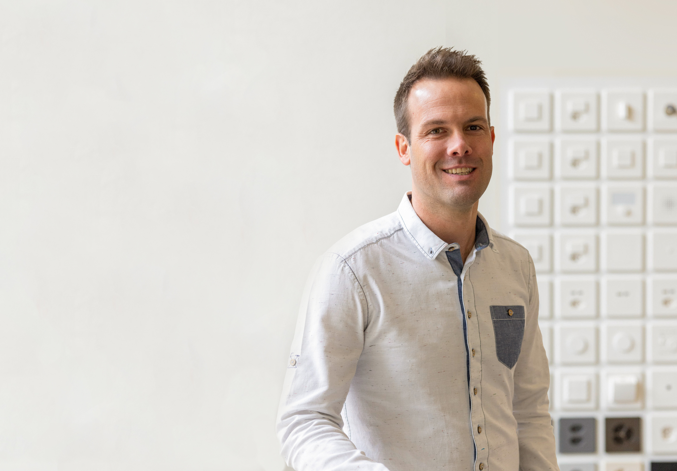 «Tempi esigenti richiedono soluzioni intelligenti. Con Feller SNAPFIX® tutti possono lavorare esattamente come fanno già oggi. Inoltre, ci sono nuove possibilità di
adattare il processo di installazione alle proprie esigenze in modo flessibile».