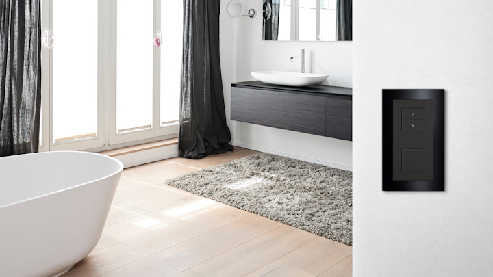 Wiser by Feller Schalter im Design EDIZIO.liv prestige integriert in ein modernes Badezimmer an weisser Wand.