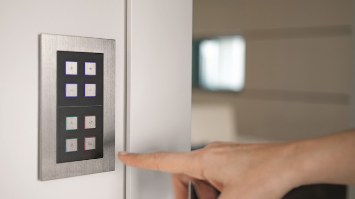 Gli interruttori della linea di design EDIZIOdue installati a parete