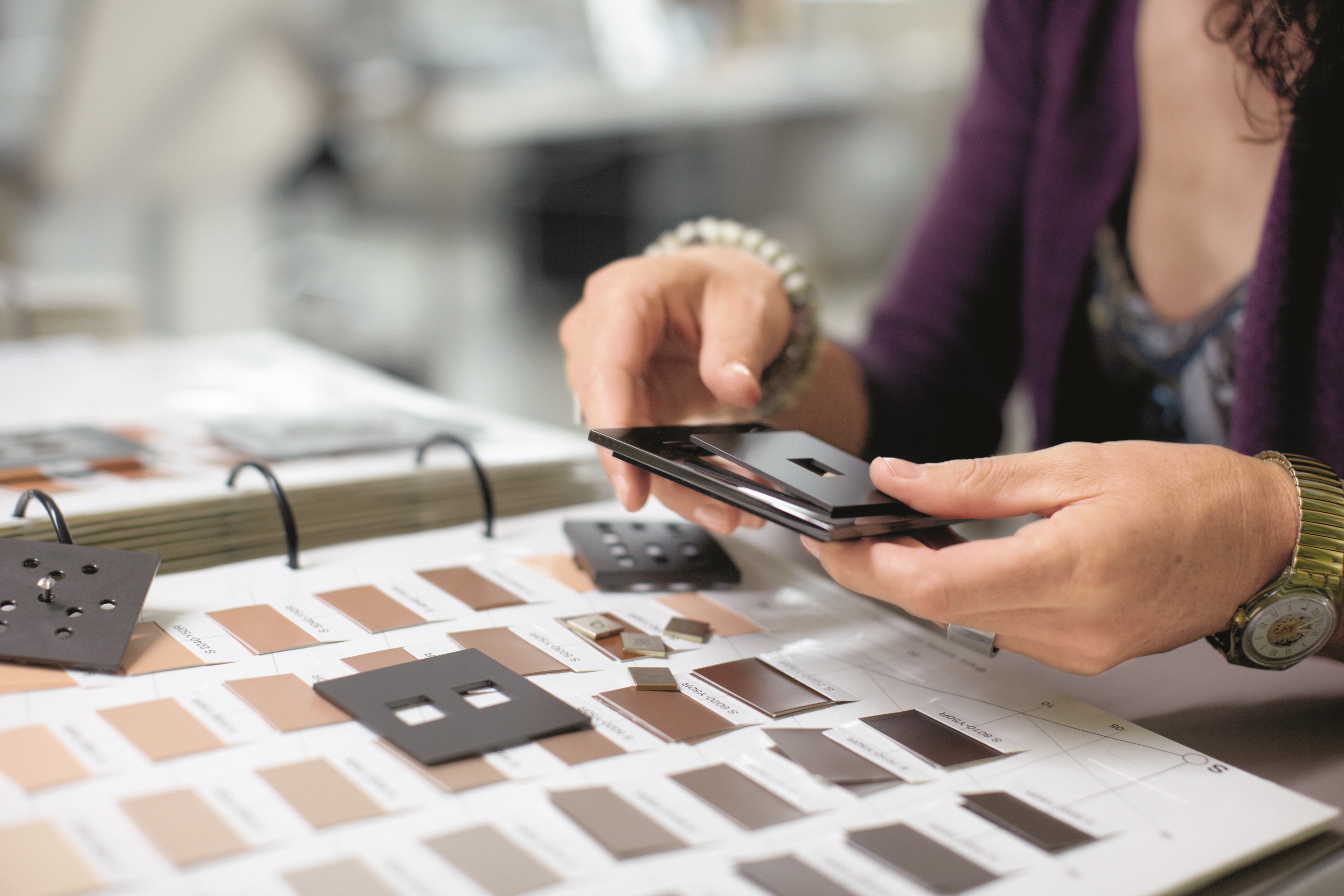 Une femme choisit des couleurs et des matériaux différents.