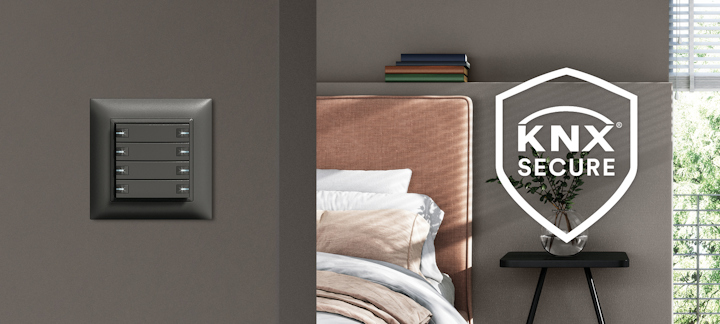 Interrupteur KNX sur le mur de la chambre à coucher avec logo KNX Secure