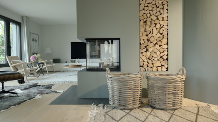 Salon avec cheminée, bois et grande baie vitrée
