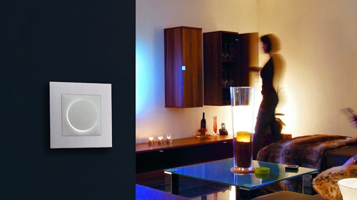 Un dimmer universale rotativo a LED bianchi installato in un appartamento