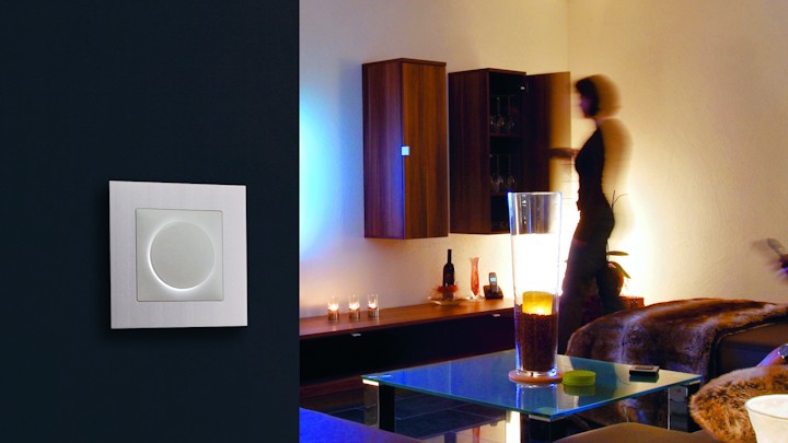 Un variateur universel LED blanc installé dans un appartement