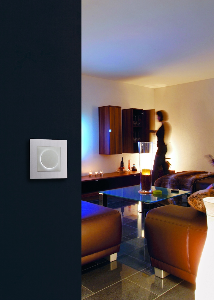 Un variateur universel LED blanc installé dans un appartement