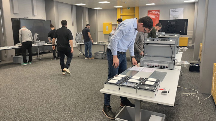 Praxisnahes Lernen mit der Feller Academy