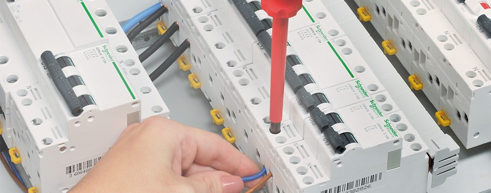 Vue détaillée des appareils de protection et de commutation