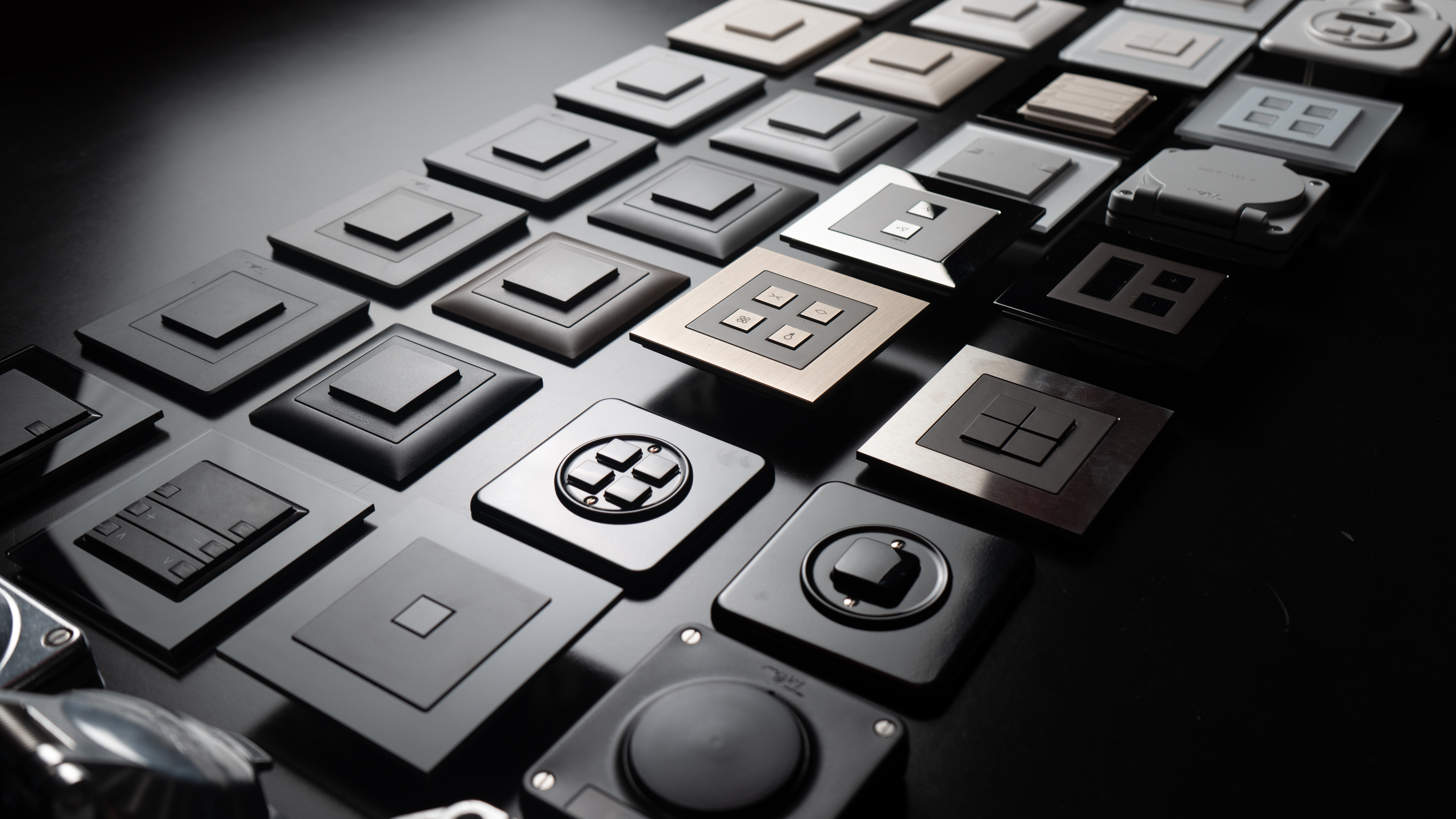 Diversi interruttori e pulsanti di Feller