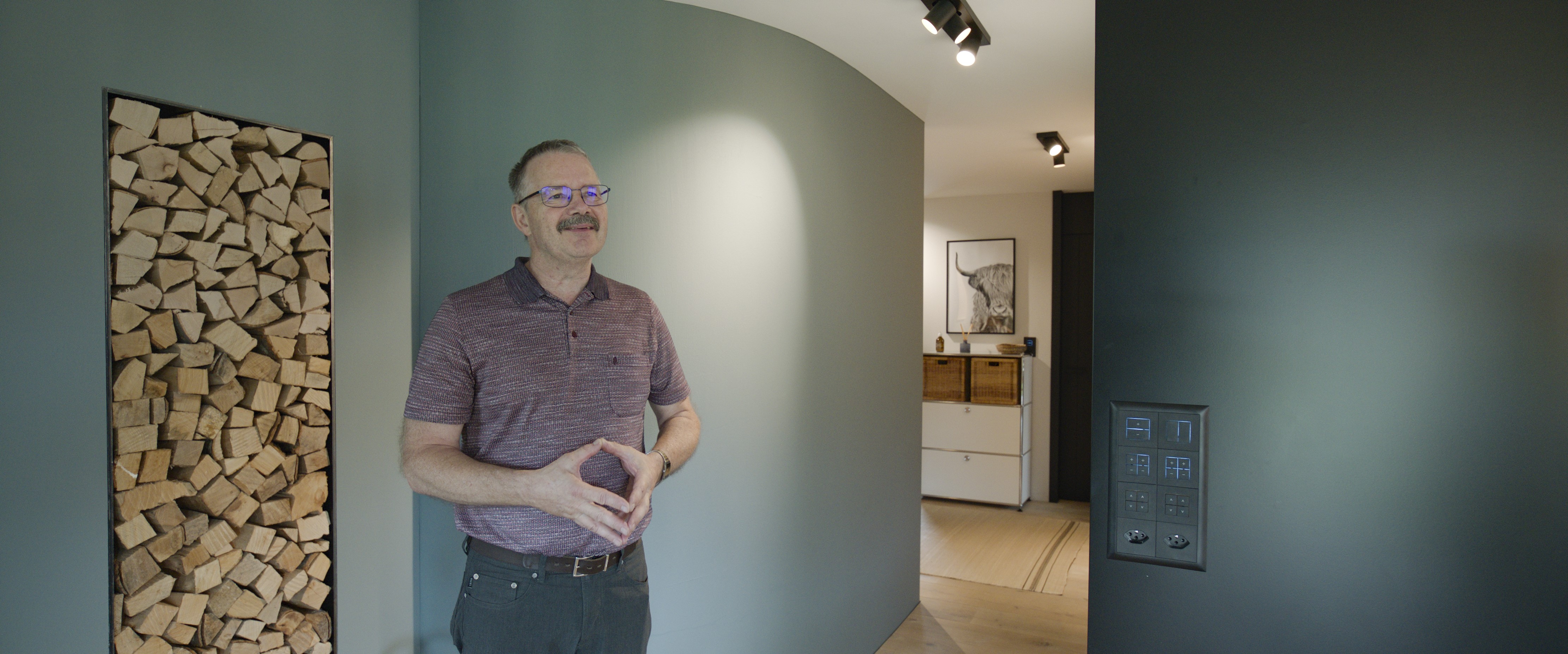 «Der rotweisse K+ Kommunikationsdraht verbindet alle Wiser-Apparate schnell und unkompliziert. Auf Signalkoppler, Filter und weitere Systemgeräte im Verteiler kann verzichtet werden.»