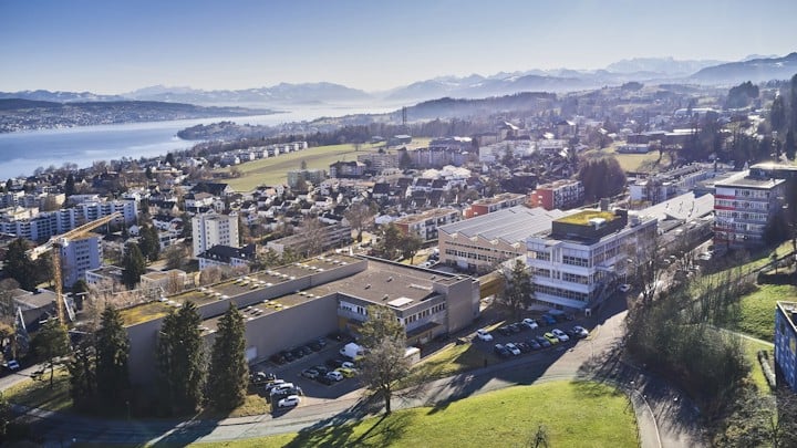 L’un des plus beaux emplacements de travail au bord du lac de Zurich 
