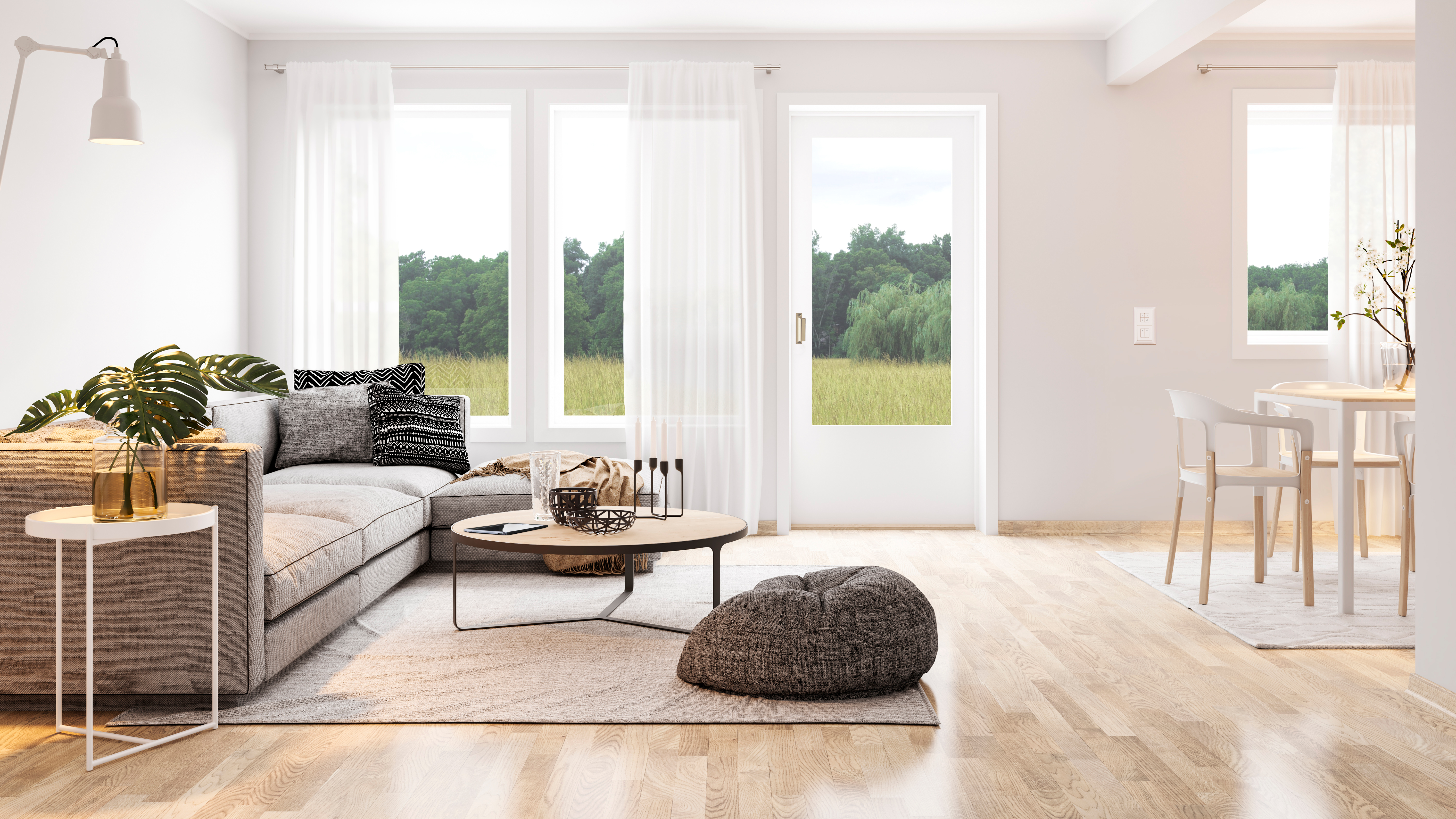 Wohnzimmer mit Sofa und dunklem kleinen Tisch. Lichtdurchflutet.